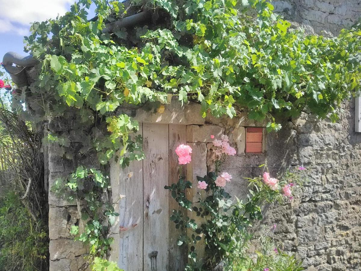 Gite Le Tilleul De La Fontaine Alluy Exterior foto